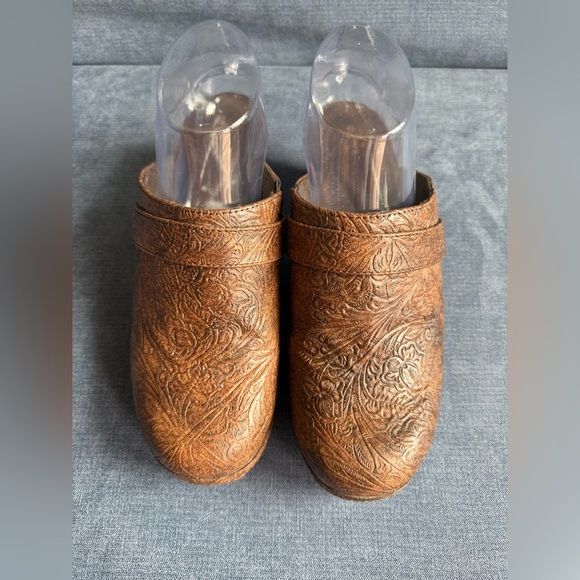 Crocs Womens Sara Brown Tooled Mule Slip On Clogs SZ 8 Embossed Floral Comfort - Picture 2 of 10